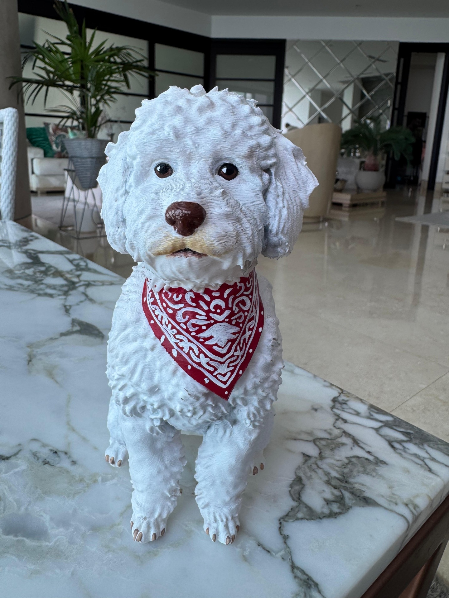Escultura de poodle blanco con bandana