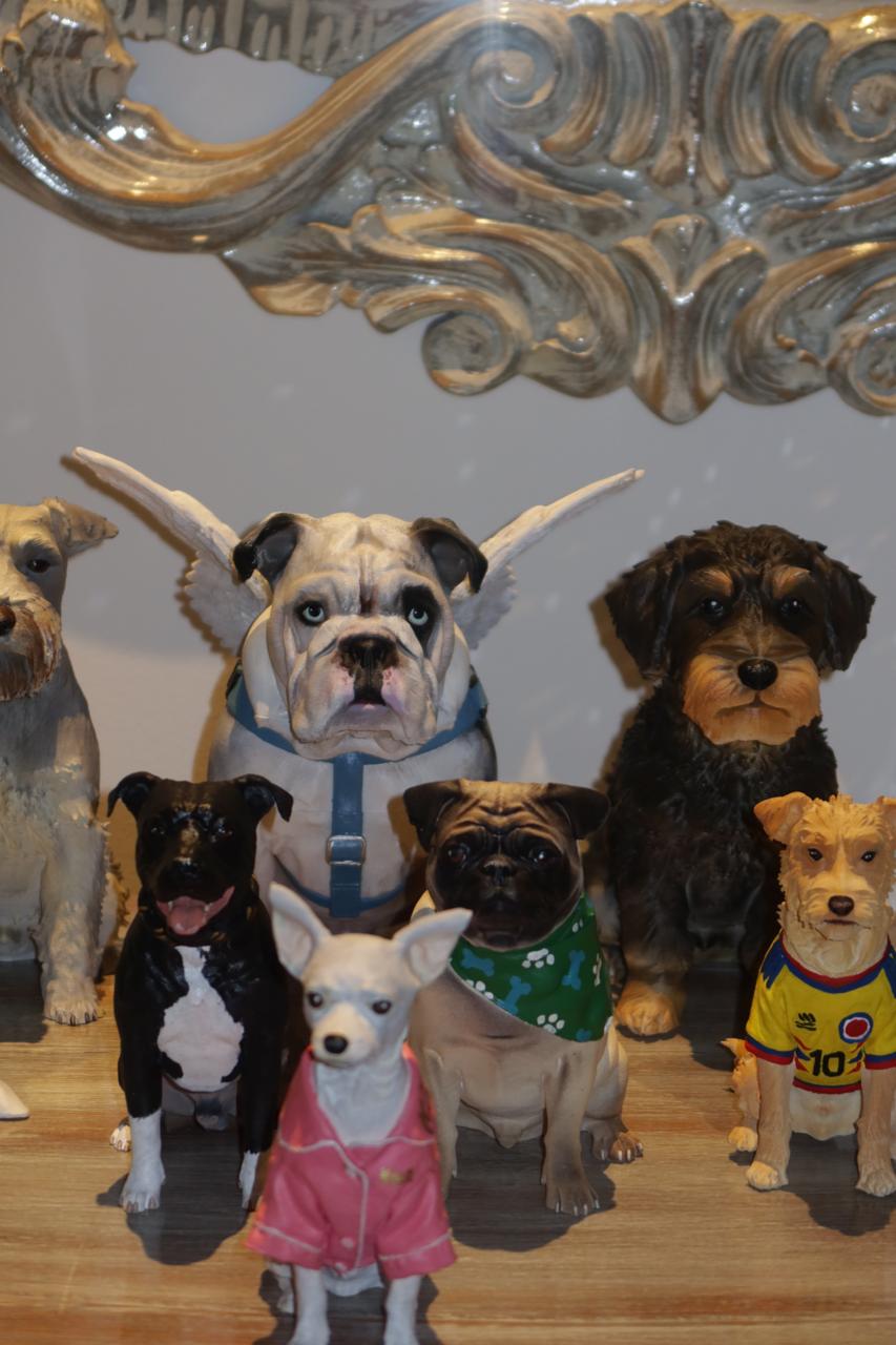 Perro real junto a su escultura personalizada