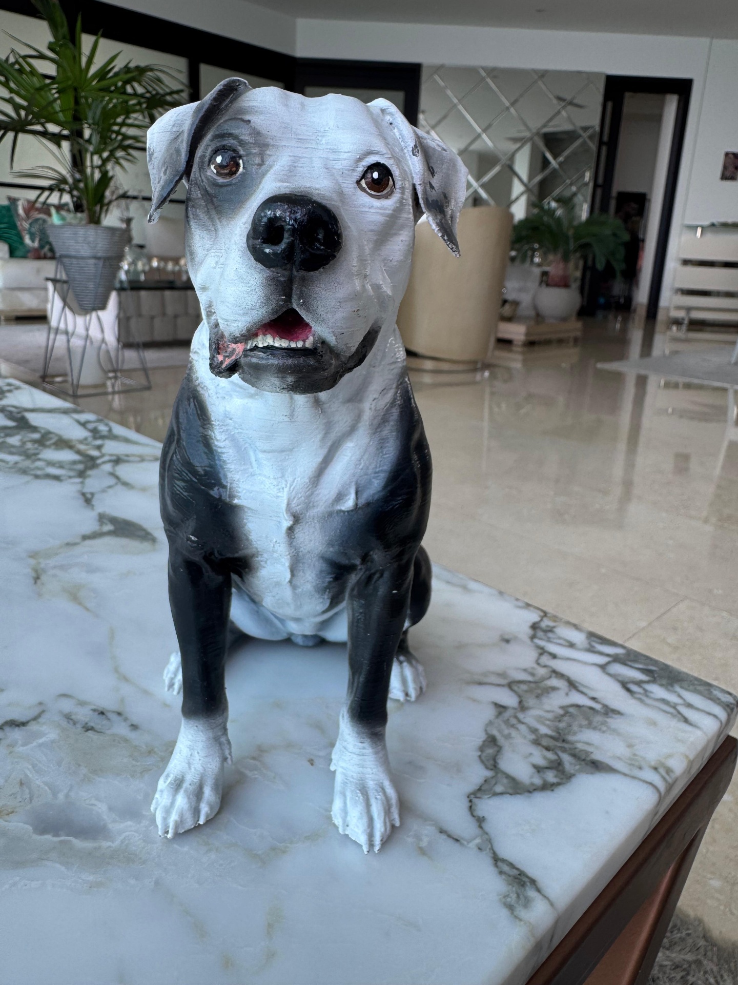 Escultura de pitbull blanco y negro