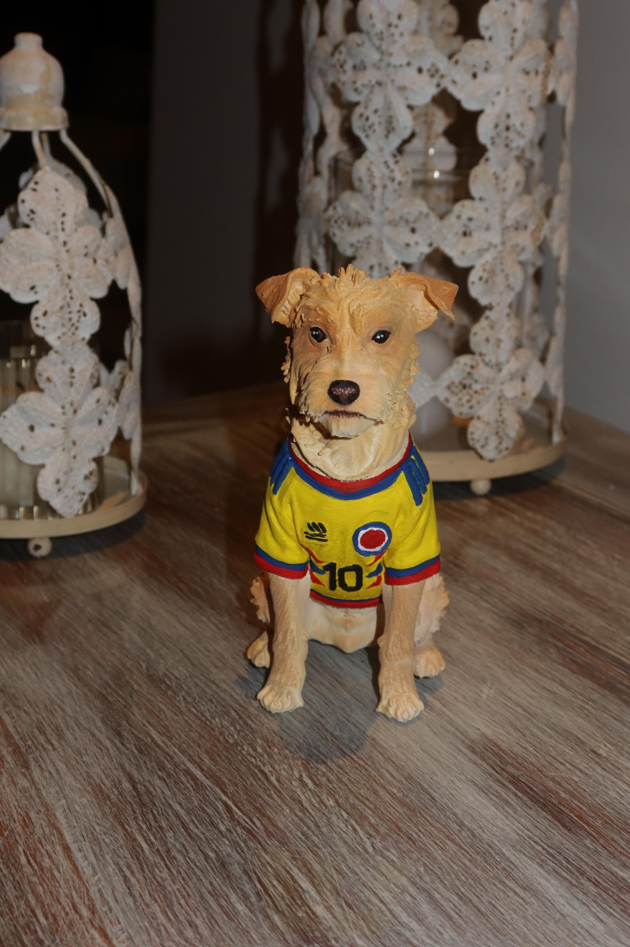 Escultura de terrier con camiseta de la selección Colombia