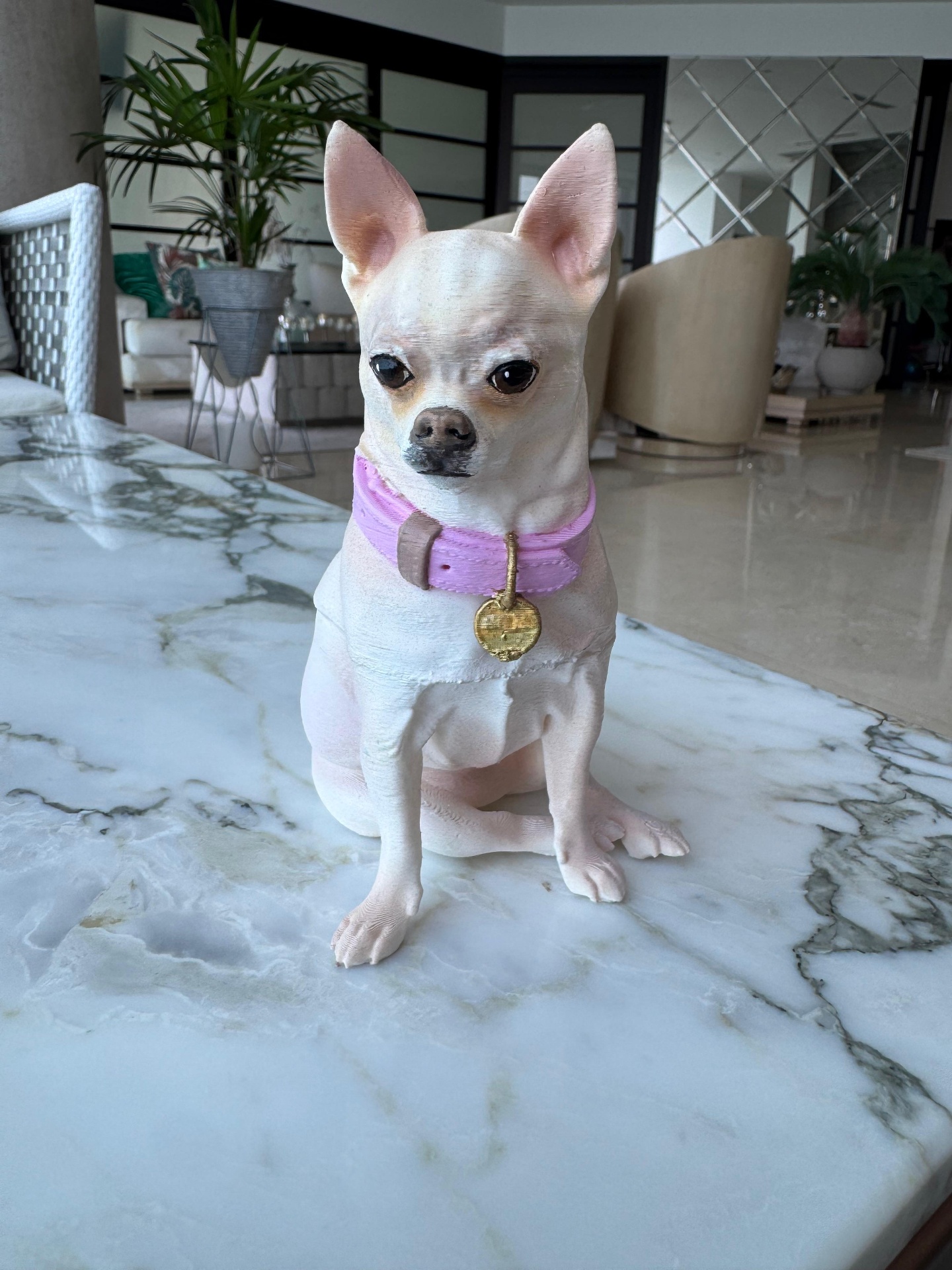 Escultura de chihuahua blanco con collar