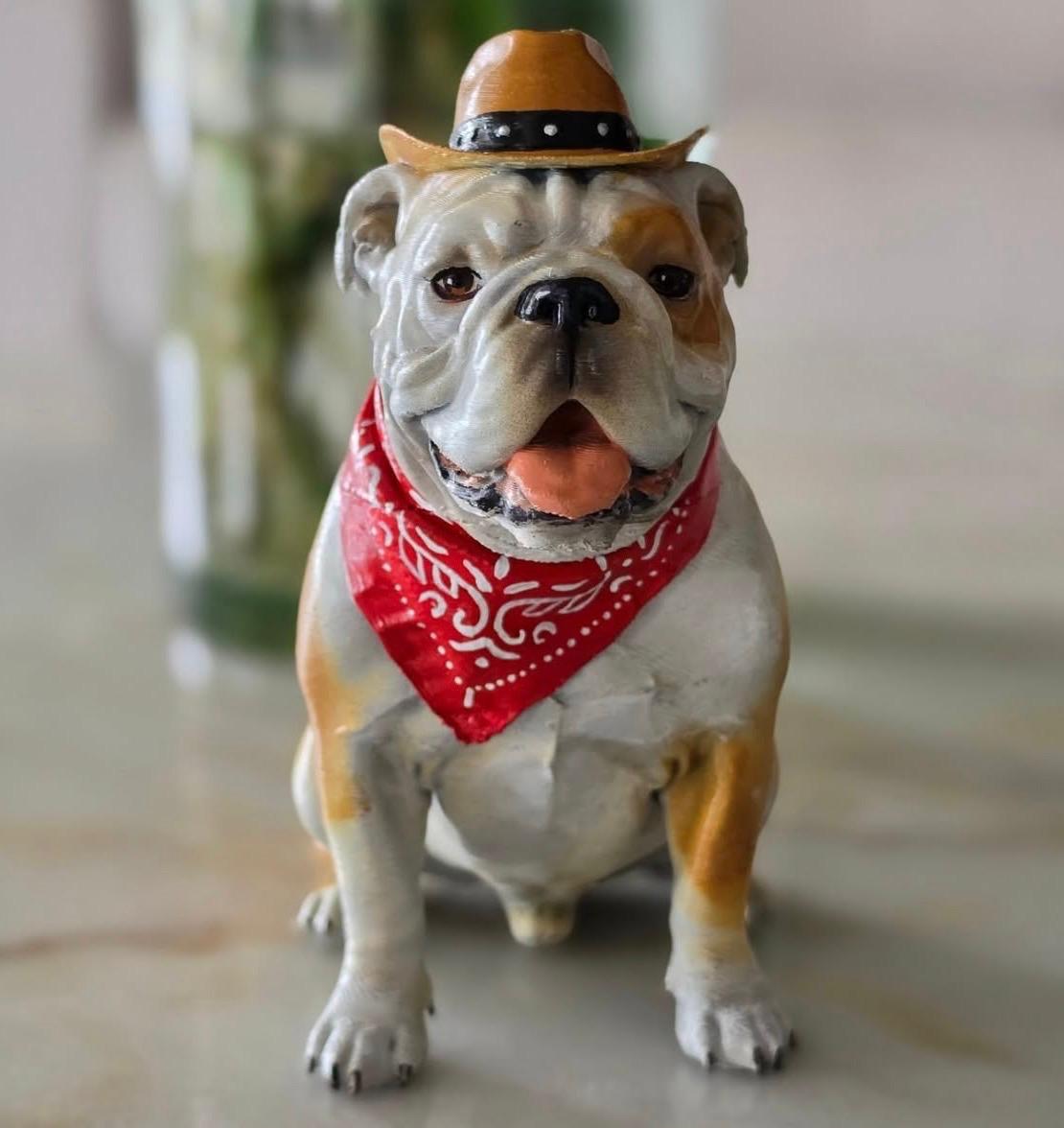 Escultura de bulldog con sombrero y bandana